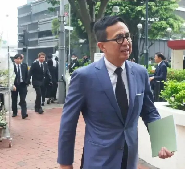 道正网  李泽楷代父送别四叔 手捧李兆基纪念册神情肃穆