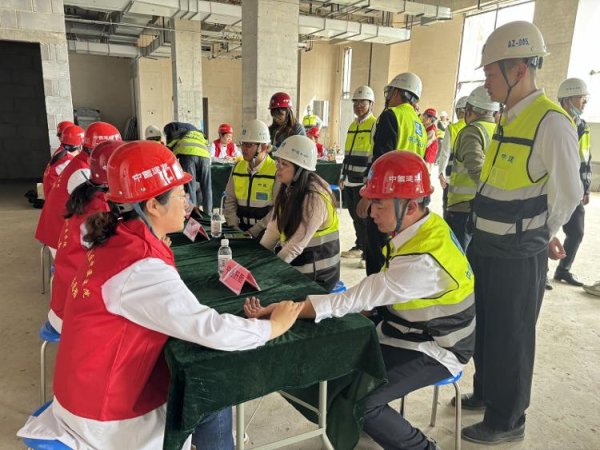 金多多配资 “医路先锋，礼赞劳动”黄岛区中医医院建设项目开展健康义诊活动