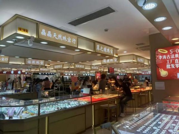 鸿E配资 金价创新高！“买涨不买跌”再现？水贝黄金门店人气旺，“老铺同款”成标配